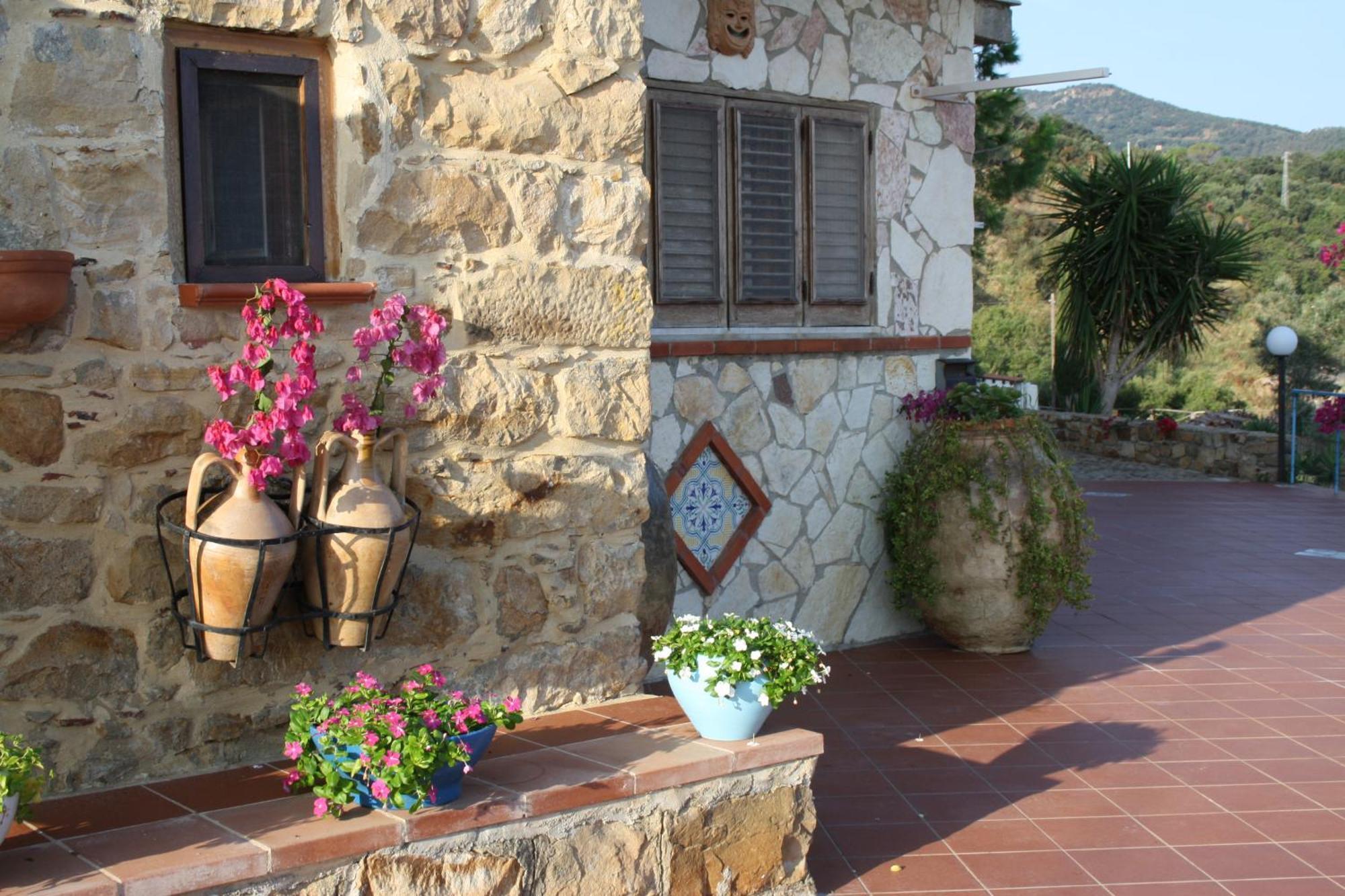 Camere & Case Vacanze Lo Scoglio Castel di Tusa Exterior photo