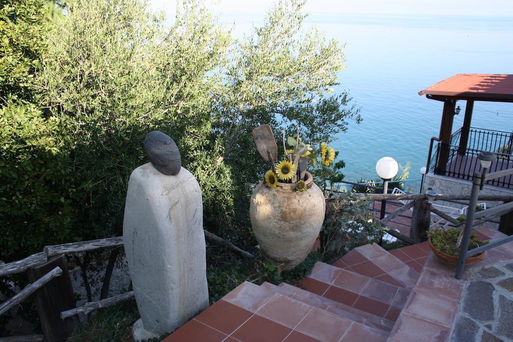 Camere & Case Vacanze Lo Scoglio Castel di Tusa Exterior photo